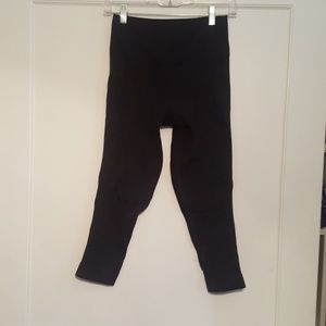 Lululemon compression style black legging capris